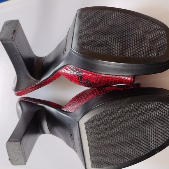 Vintage Steve Madden Faux Maroon Snakeskin Heels - Picture 4 of 7